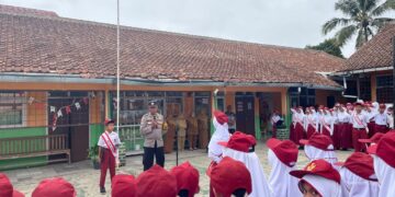 Bhabinkamtibmas Polsek Cisaat Beri Edukasi Pelajar soal Kamtibmas