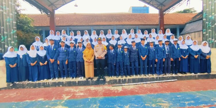 Kapolsek Lembursitu Menghimbau Pelajar Pentingnya Disiplin dan Bijak Bermedsos